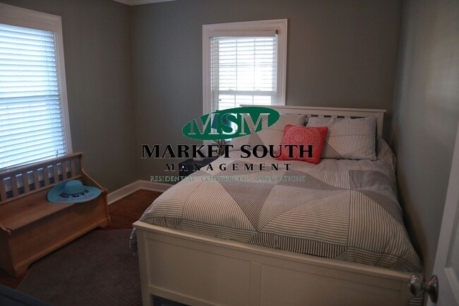 Building Photo - CUTE AND COZY THREE BEDROOM -AVAILABLE BY APPOINTMENT ONLY PRIOR TO 01/01/2026