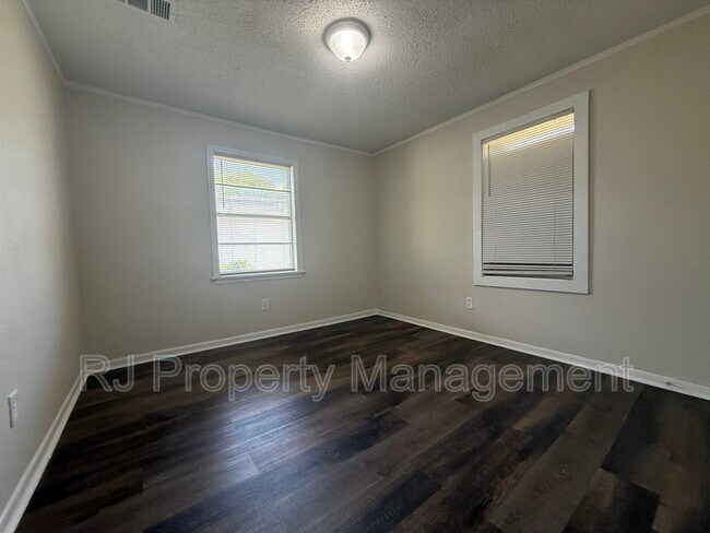 Building Photo - 1242 Airways Blvd