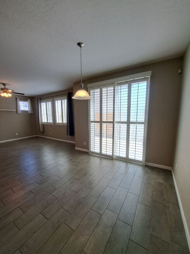 Building Photo - Beautiful 4 Bedroom Home Near Island Water...