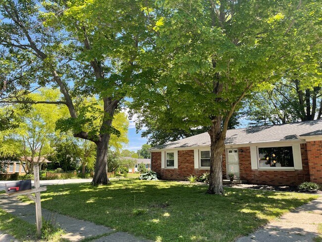 Building Photo - 3 Bedroom Home, Fully Furnished & Utilities Included!