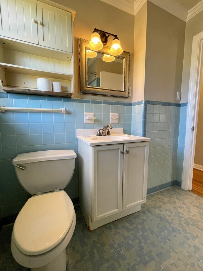 Building Photo - 1921 Stevens Ave NE