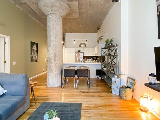 Building Photo - 17 N Loomis St