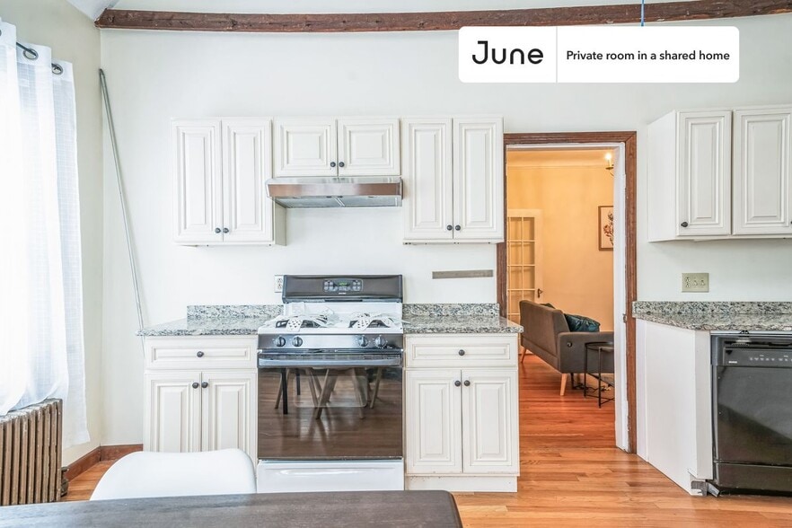 Building Photo - Room in Shared 4 bed/1.5 bath home in Somerville