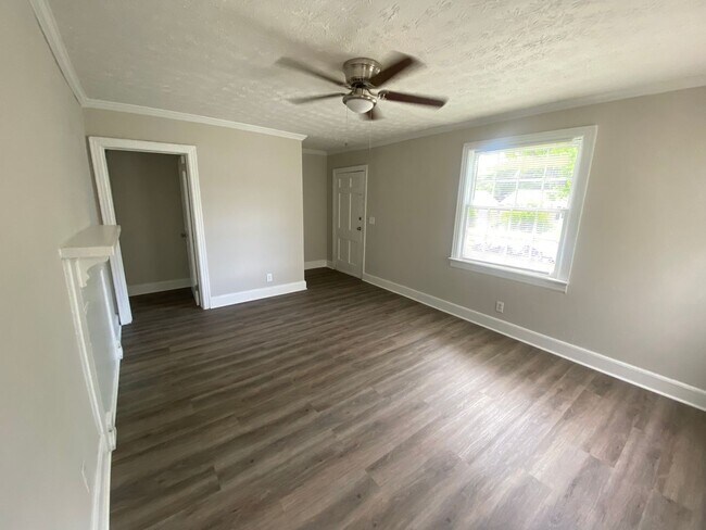Building Photo - **AVAILABLE NOW**2 Bedroom / 1 Bathroom **Plus Bonus Room**Home for Rent in Midtown Columbus, GA***