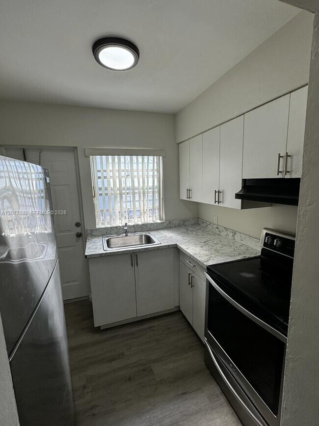 Building Photo - 2734 SW 30th Ct