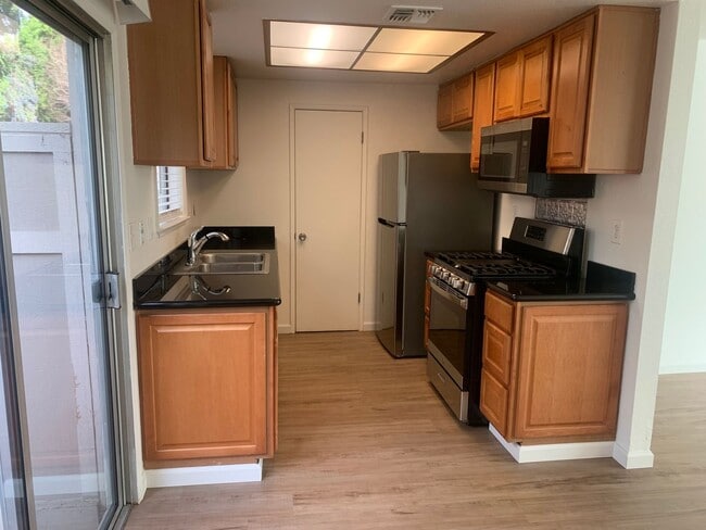 Building Photo - Updated Fairfield Apartment