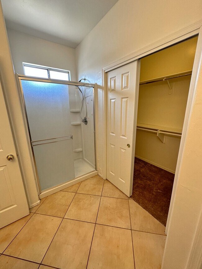 Building Photo - Large 4 bedroom home with Den - Corner lot...