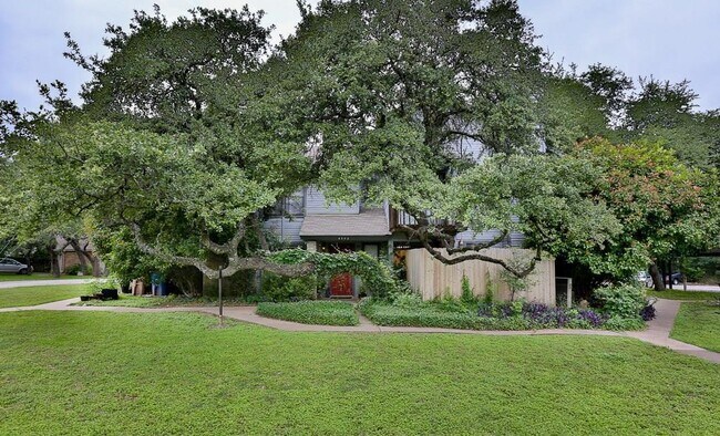Building Photo - 8502 Lyndon Ln