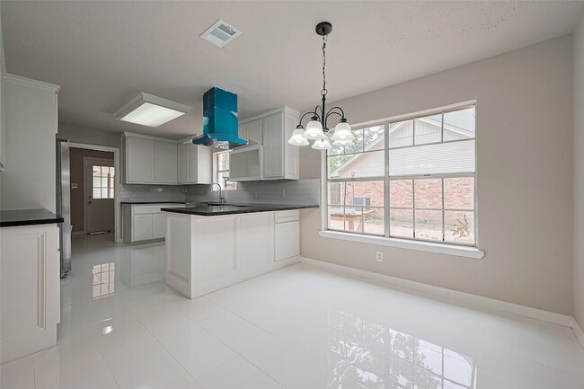 Building Photo - 10815 Creektree Dr