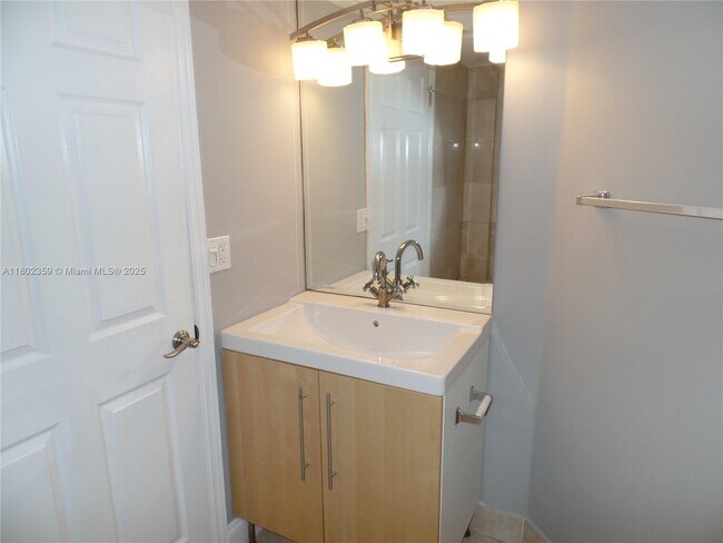 Building Photo - 2881 N Oakland Forest Dr