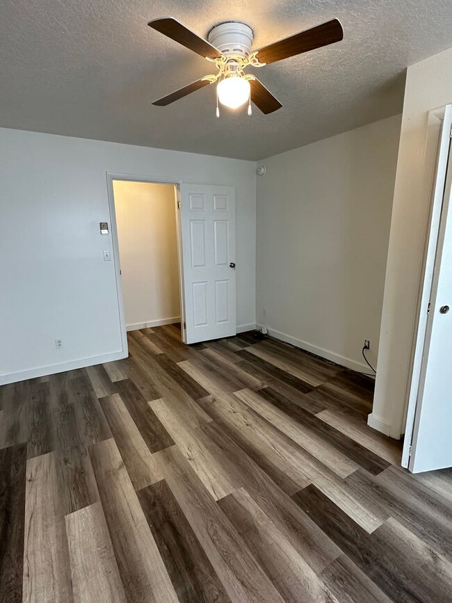 Building Photo - Recently remodeled 3 bed, 1 bath Duplex in...