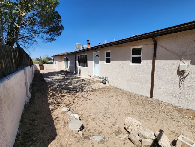 Building Photo - 4 bed 2.5 bath
