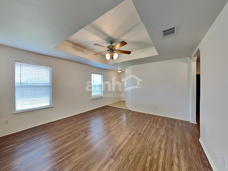 Building Photo - 100 Meadow Lark Ln