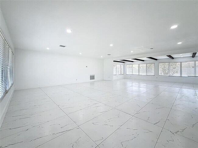 Building Photo - 1216 Robin Rd S