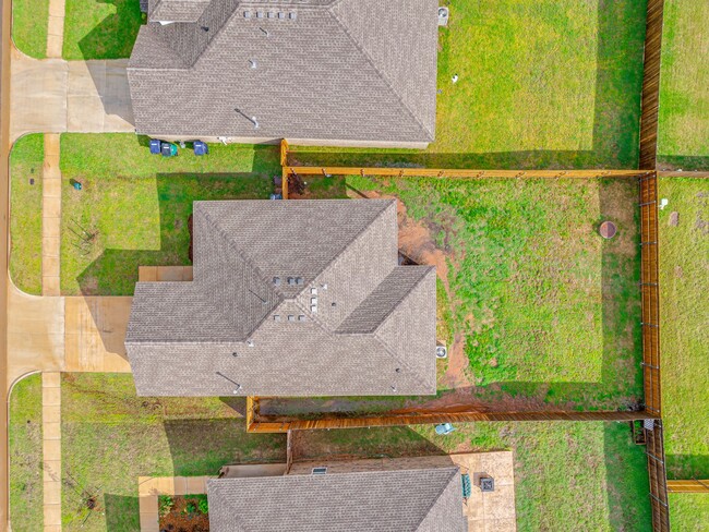 Building Photo - Home Close to Surrey Hills + 3 bedrooms