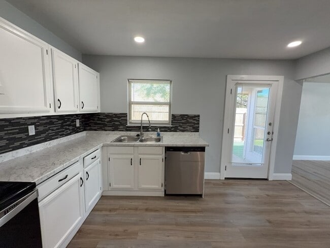 Building Photo - 8917 Vernon Dr