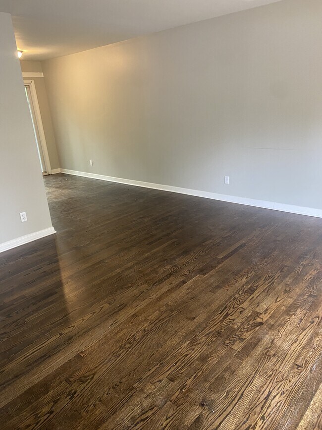 Building Photo - 622 Camrose Dr