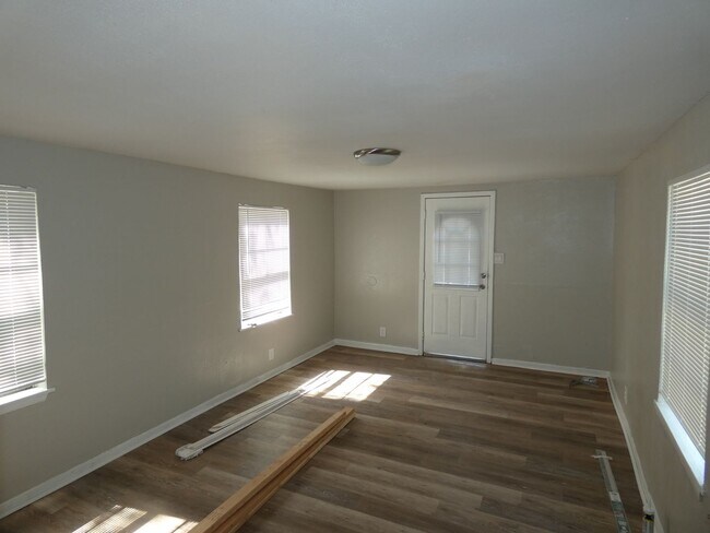 Building Photo - 3 bedroom, 2 bath