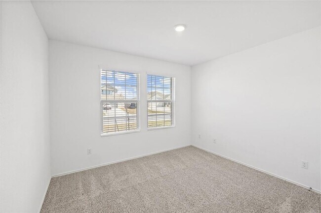 Building Photo - 215 Silver Springs Bend