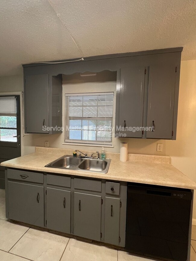 Building Photo - 1003 Space Cir