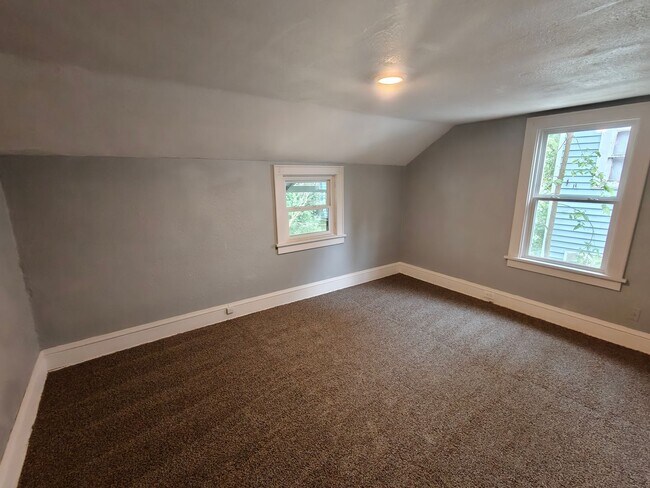 Building Photo - 543 Hoye Ave