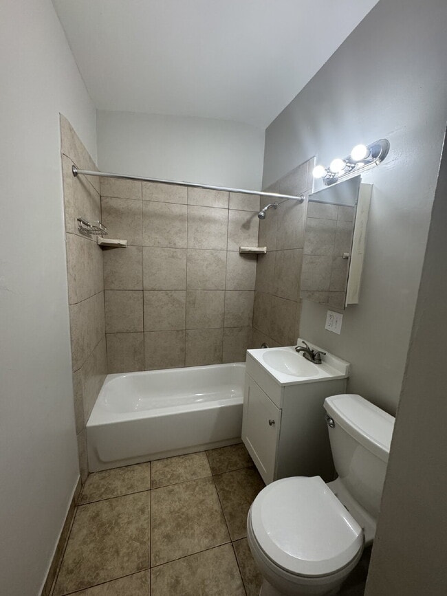 Building Photo - 2 Bedroom 1 Bathroom with W/D