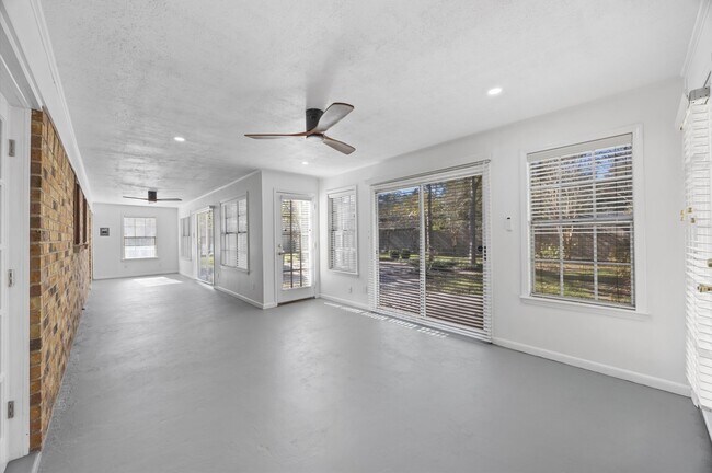 Building Photo - 25 Little John Ln