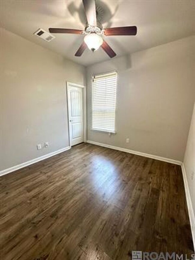 Building Photo - 39356 Legacy Lake Dr