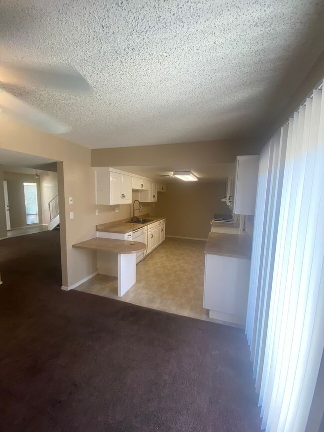 Building Photo - Spacious 2 Bedroom Condo for Rent!