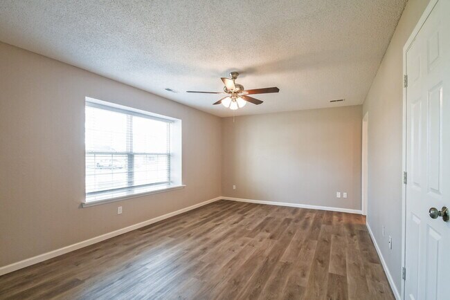 Building Photo - 17722 Sanibel Cir