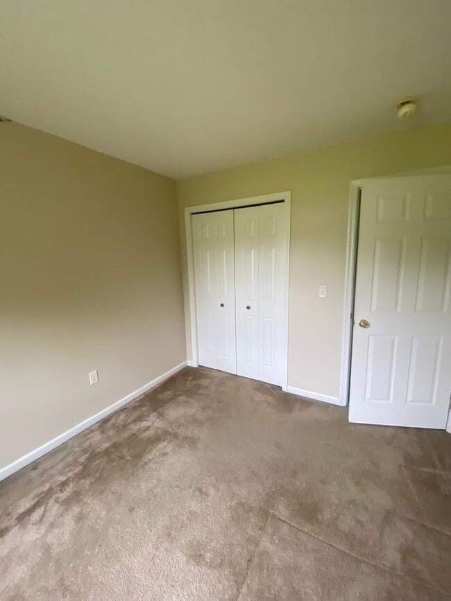 Building Photo - Three Bedroom Townhouse