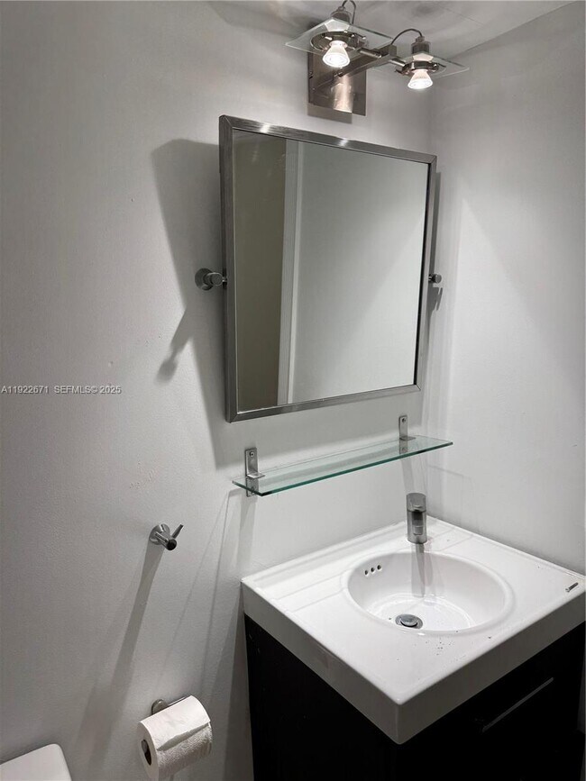 Building Photo - 9500 W Bay Harbor Dr