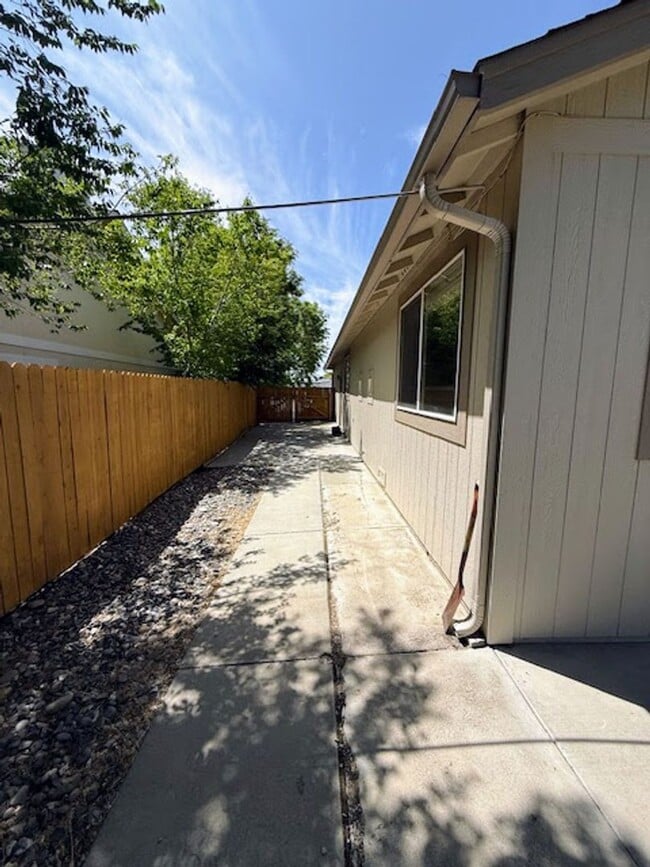 Building Photo - beautiful carson home with amazing yard an...