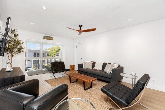 Building Photo - 6515 Bay Club Dr