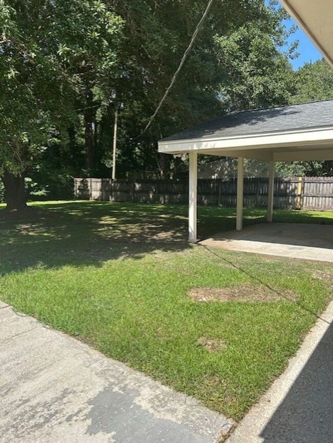 Building Photo - Newly renovated 3/2 home located in River ...