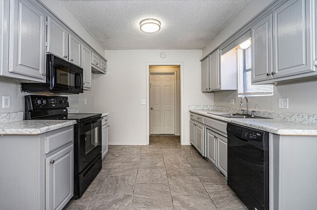 Building Photo - Corner-Lot 3Bedroom Charmer in Yukon with Fireplace & Enclosed Patio!