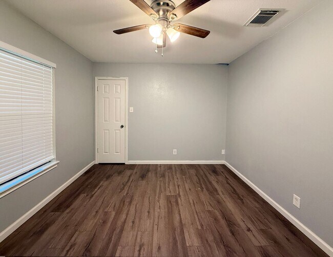 Building Photo - Beautiful 3/2 Available for Immediate Move In!