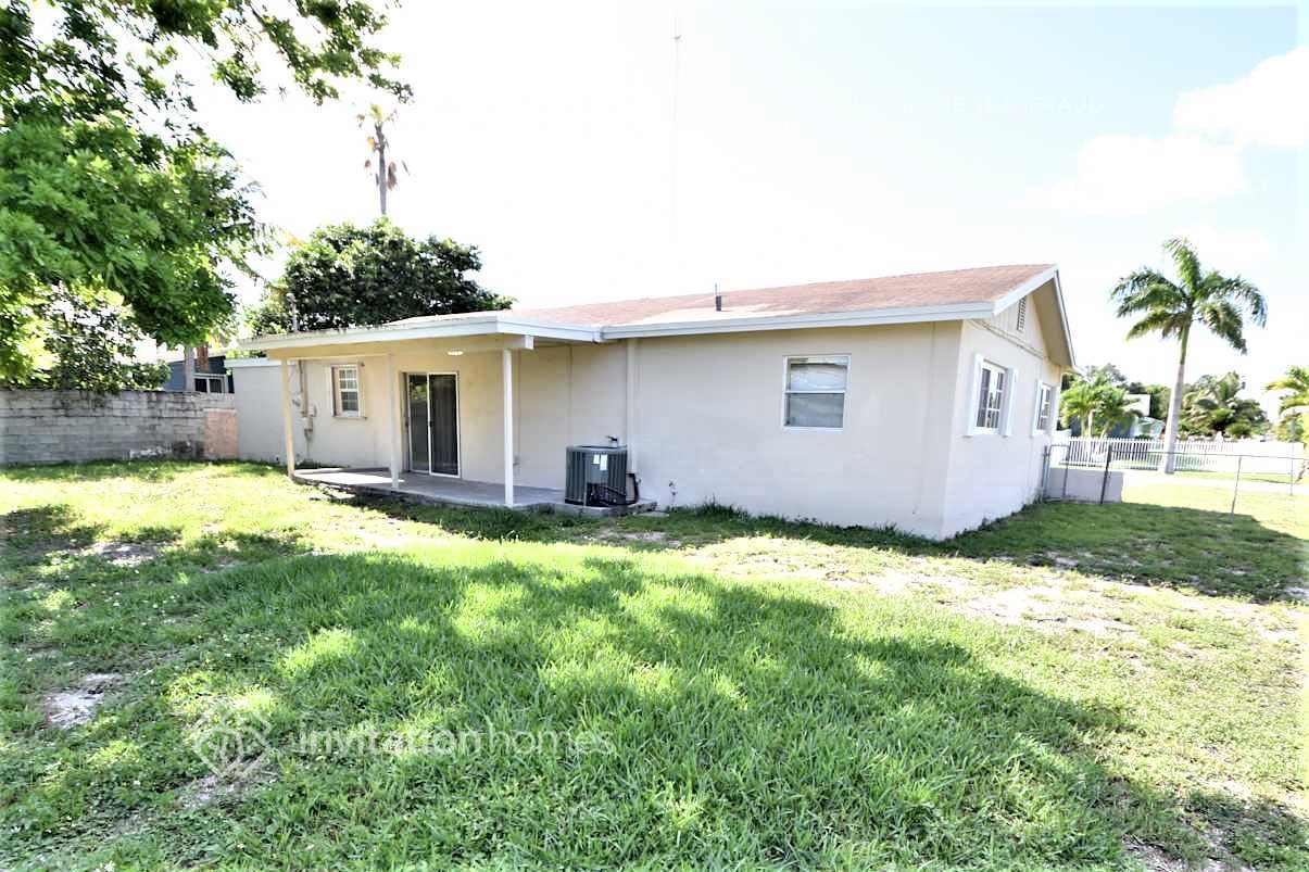 Building Photo - 330 NW 196th St