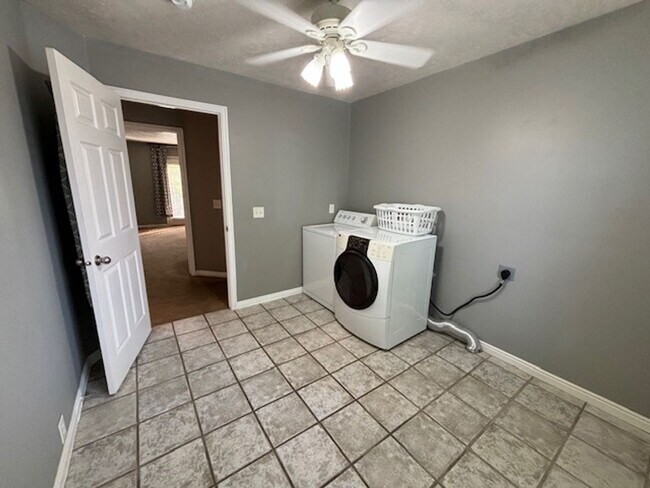 Building Photo - 2BR Apartment Close to Daybreak Marina and...