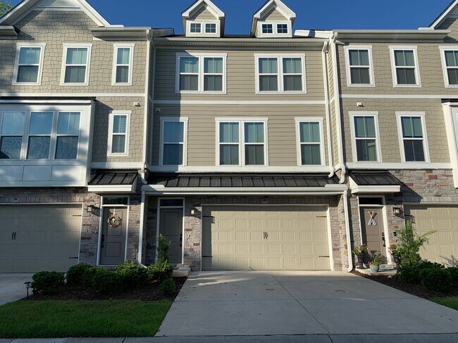 Primary Photo - AUGUST SPECIAL!!! 4-bedroom, 3.5-bath town...