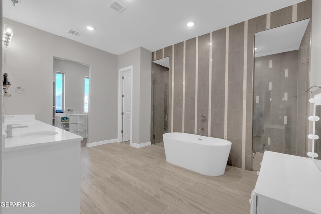 Building Photo - 14608 Pebble Hills Blvd