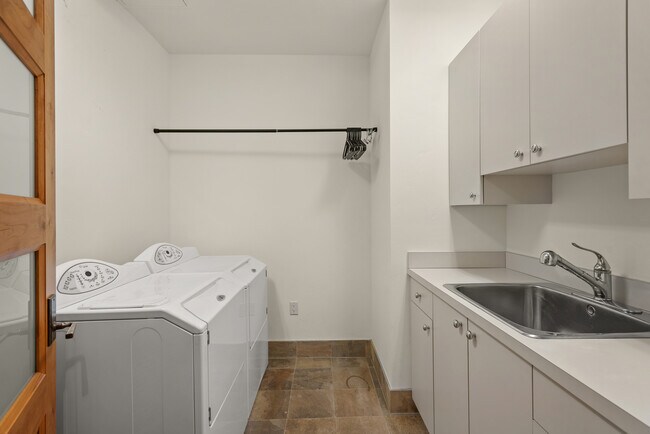 Building Photo - 501 Rio Grande Pl