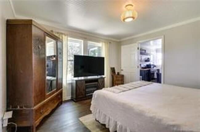 Building Photo - 3911 Southwinds Dr