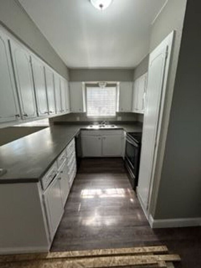 Building Photo - 400 Donnell Dr