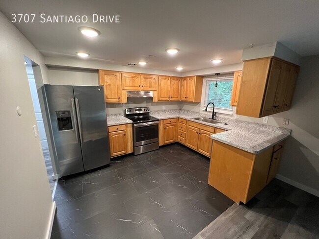 Building Photo - 3707 Santiago Dr