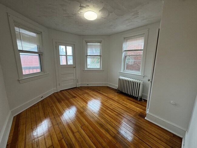 Building Photo - 445 S 17th St