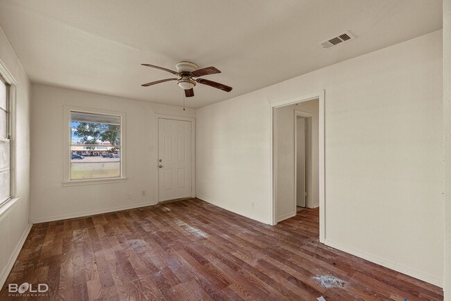 Building Photo - 2617 Waggoner Ave