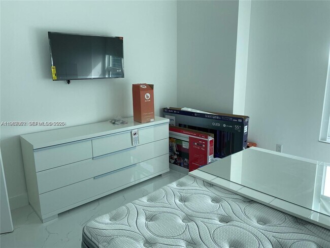 Building Photo - 950 Brickell Bay Dr