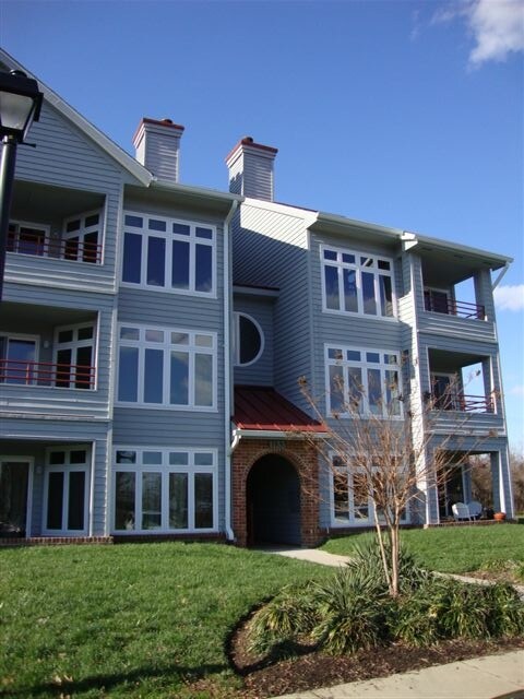 Building Photo - Lake Heron