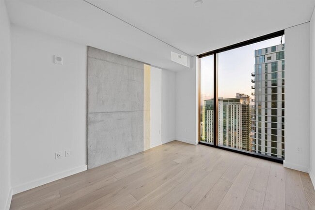 Building Photo - 610 Davis St